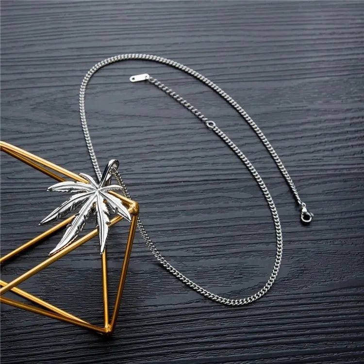 1Pcs Fashion Maple Leaf Necklace Titanium Steel Hemp Leaf Pendant Glittery Charm Chain Gift Jewelry Hip Hop Jewelry Accessories